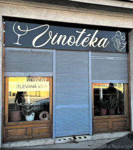 Vinotéka v Řeporyjích na náměstí.