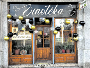 Vinotéka v Řeporyjích na náměstí.